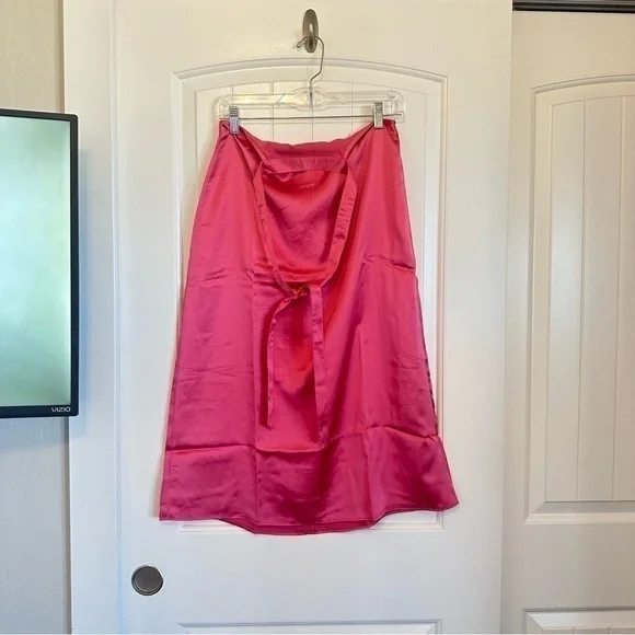 NWT WeWoreWhat cut out midi skirt in hot pink satin women’s size small - Picture 2 of 10